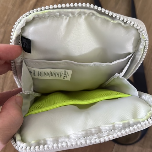 Lululemon Easy Access Cross body bag - Picture 10 of 10